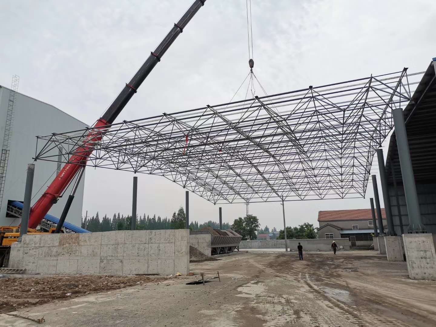厂房钢结构顶梁安装