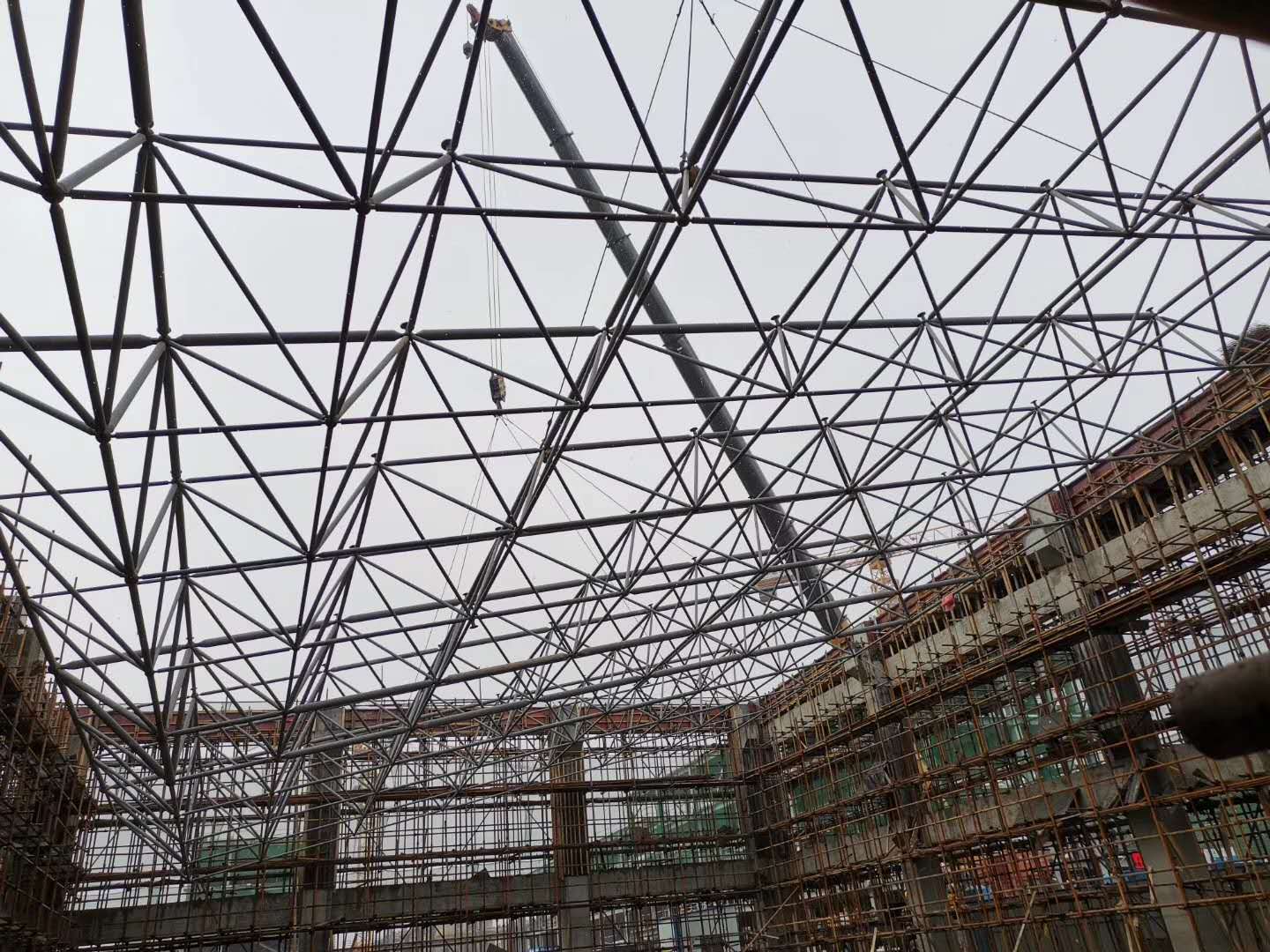 农贸市场钢结构网架安装施工现场
